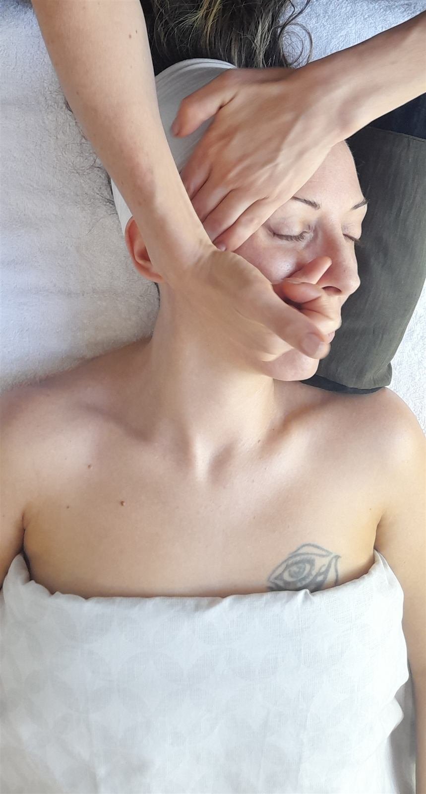 Manos realizando el protocolo Yūgen sobre el rostro